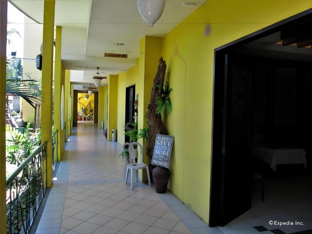 Country Village Hotel Cagayan de Oro Esterno foto